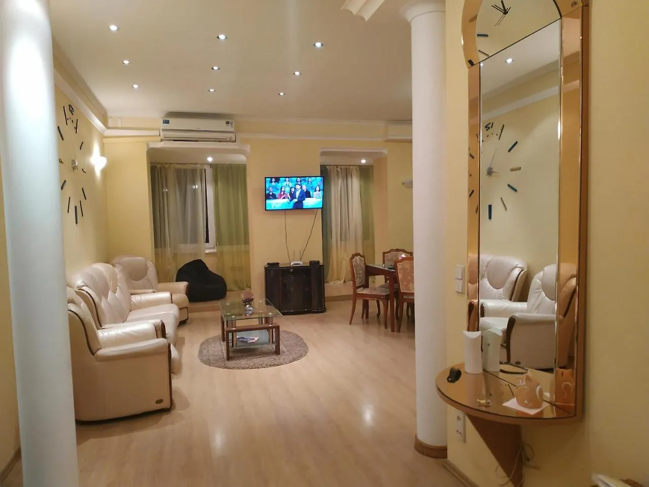 كييف Apartments In The Center, Lev Tolstoy Square 0*,